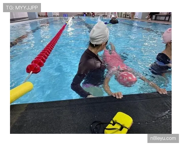 季丽萍训练完啃鸡腿的样子，真不像练蛙泳的